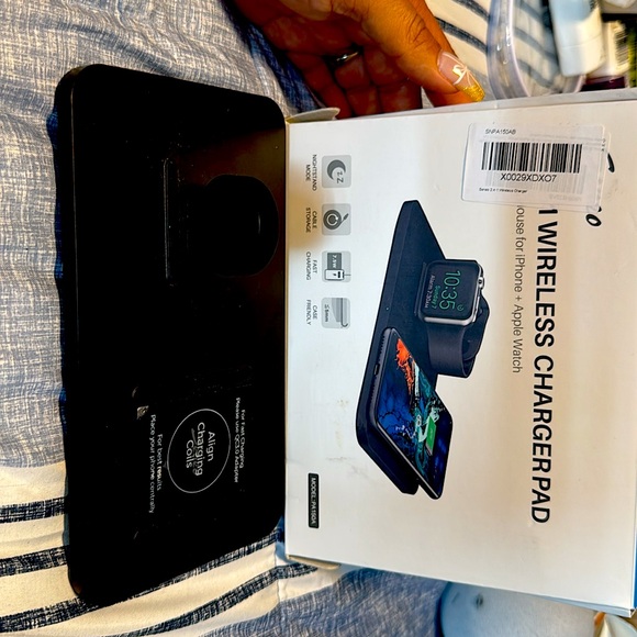 CLEARANCE❣️ WIRELESS CHARGER STATION - Picture 1 of 8